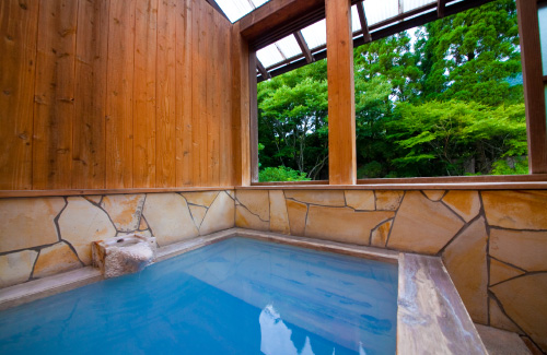 Family-size private hot spring exclusive for guests at the second floor 